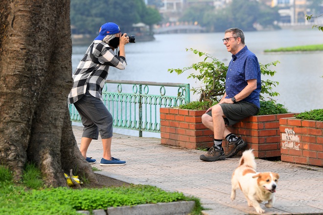 Phố Hà Nội sau nhiều ngày cách ly xã hội: Không ít người vẫn vô tư tụ tập, dạo chơi, đi thể dục - Ảnh 7.