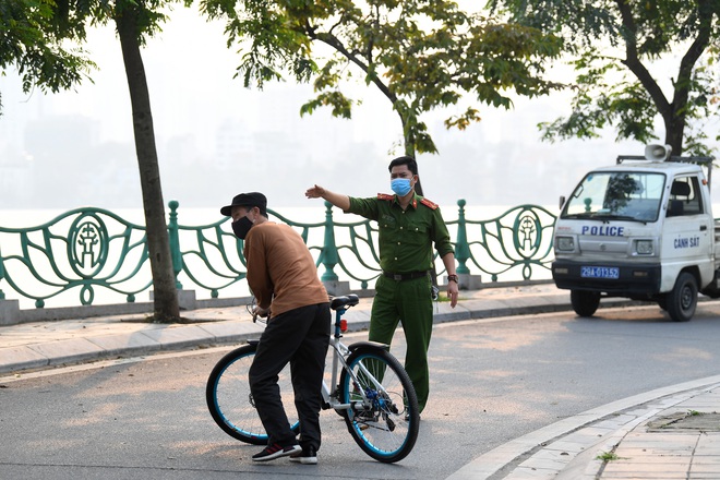 Phố Hà Nội sau nhiều ngày cách ly xã hội: Không ít người vẫn vô tư tụ tập, dạo chơi, đi thể dục - Ảnh 9.