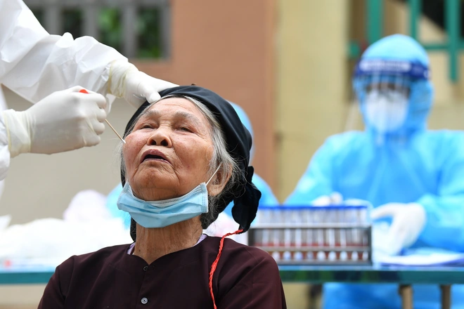 Hơn 100 nhân viên y tế tiếp tục lấy mẫu bệnh phẩm xét nghiệm cho hơn 2.000 dân tại Hạ Lôi - Ảnh 6.