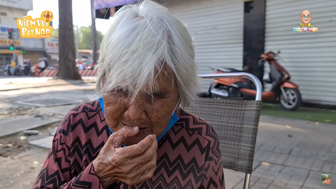 Việc làm gây xúc động của trùm Điền Quân Color Man khi gặp bà cụ mù bán hộp quẹt ven đường - Ảnh 4.