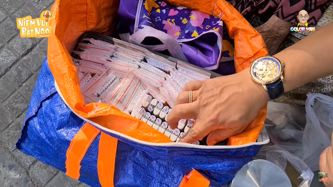 Việc làm gây xúc động của trùm Điền Quân Color Man khi gặp bà cụ mù bán hộp quẹt ven đường - Ảnh 6.