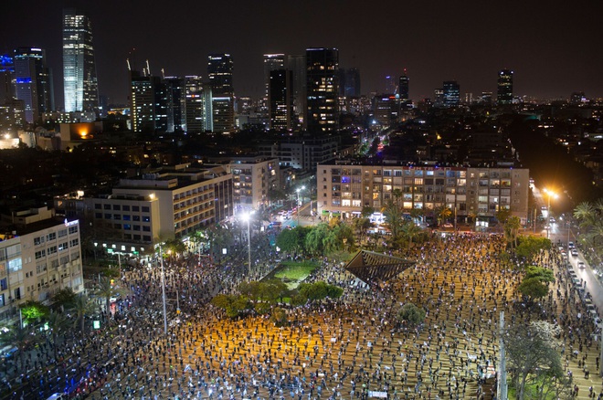 Cuộc biểu tình độc nhất vô nhị ở Israel: Tập trung hàng ngàn người nhưng vẫn không quên giãn cách xã hội - Ảnh 3.