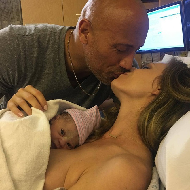 The Rock: Gã khổng lồ Hollywood và những khoảnh khắc nhỏ bé ngỡ ngàng trước vợ con - Ảnh 5.