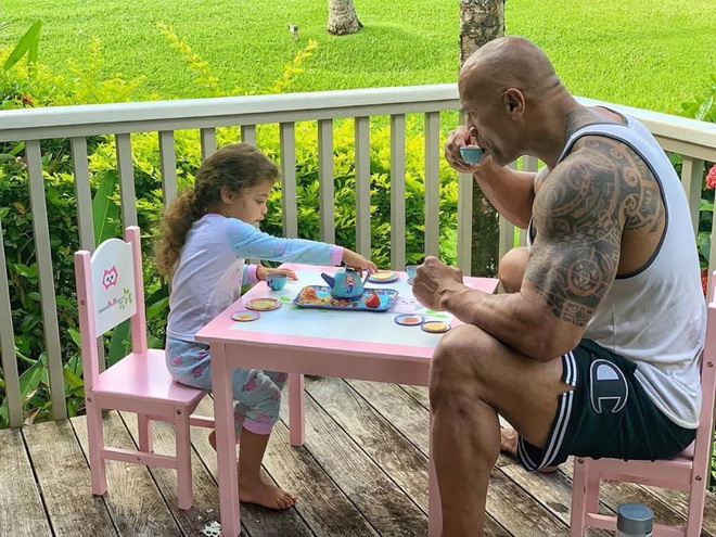 The Rock: Gã khổng lồ Hollywood và những khoảnh khắc nhỏ bé ngỡ ngàng trước vợ con - Ảnh 13.