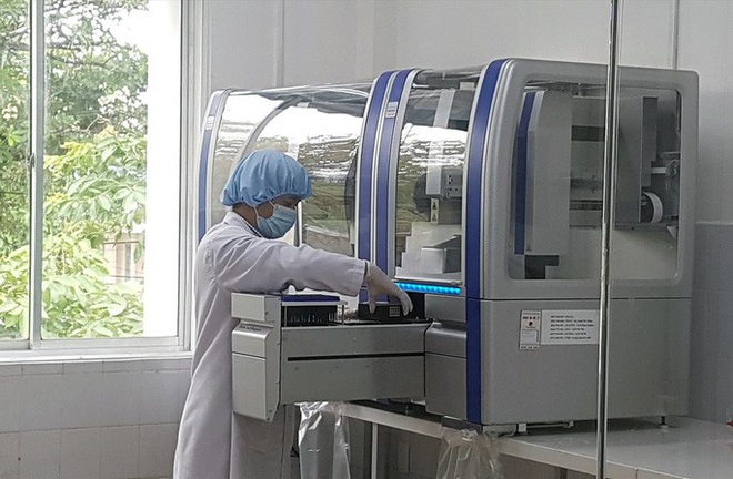 Công ty cung cấp máy xét nghiệm Covid-19 giá 7,23 tỉ đồng cho Quảng Nam mua máy từ công ty khác bán lại - Ảnh 2.