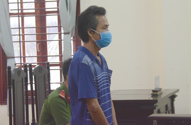 Đấm vào mặt cảnh sát sau khi bị nhắc đeo khẩu trang, người đàn ông U50 bị phạt 9 tháng tù - Ảnh 1.