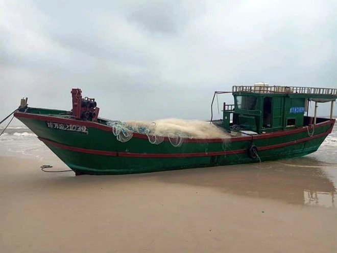 Bí ẩn con tàu không có người, thân tàu ghi chữ Trung Quốc trôi dạt vào bờ biển Quảng Bình - Ảnh 1.