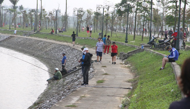 Đang cách ly xã hội, người dân TP Vinh vẫn tập trung đông ở hồ điều hòa dạo chơi, tập thể dục - Ảnh 18.