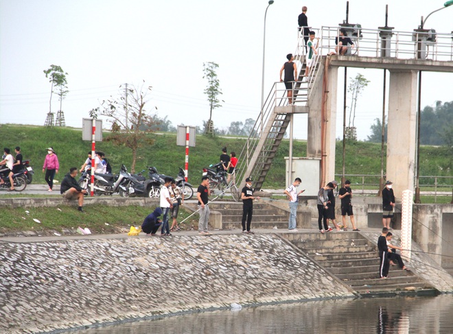 Đang cách ly xã hội, người dân TP Vinh vẫn tập trung đông ở hồ điều hòa dạo chơi, tập thể dục - Ảnh 17.