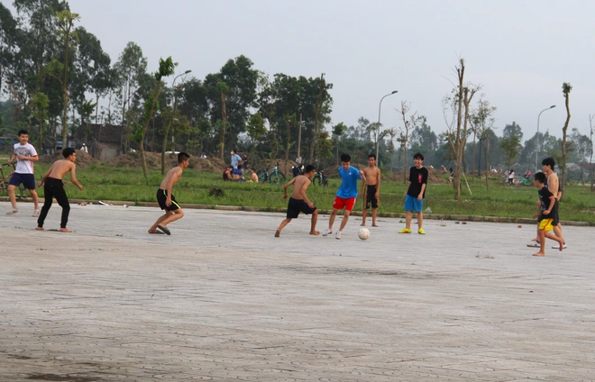 Đang cách ly xã hội, người dân TP Vinh vẫn tập trung đông ở hồ điều hòa dạo chơi, tập thể dục - Ảnh 19.