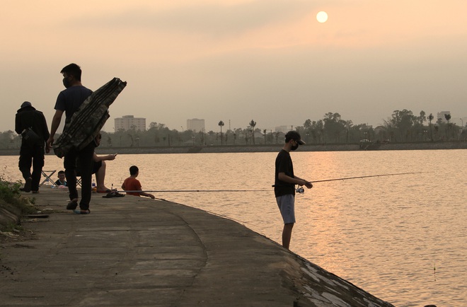 Đang cách ly xã hội, người dân TP Vinh vẫn tập trung đông ở hồ điều hòa dạo chơi, tập thể dục - Ảnh 22.