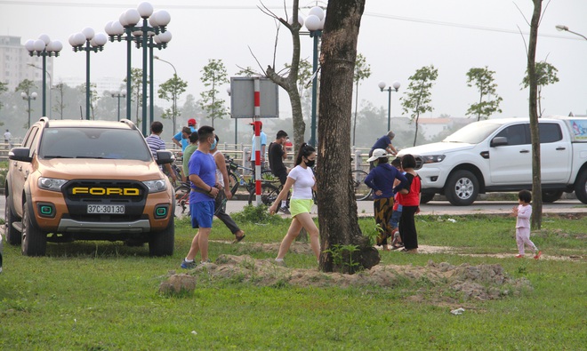 Đang cách ly xã hội, người dân TP Vinh vẫn tập trung đông ở hồ điều hòa dạo chơi, tập thể dục - Ảnh 13.