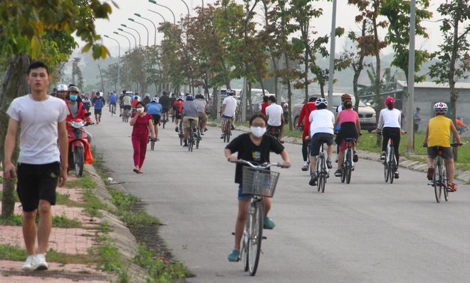 Đang cách ly xã hội, người dân TP Vinh vẫn tập trung đông ở hồ điều hòa dạo chơi, tập thể dục - Ảnh 9.