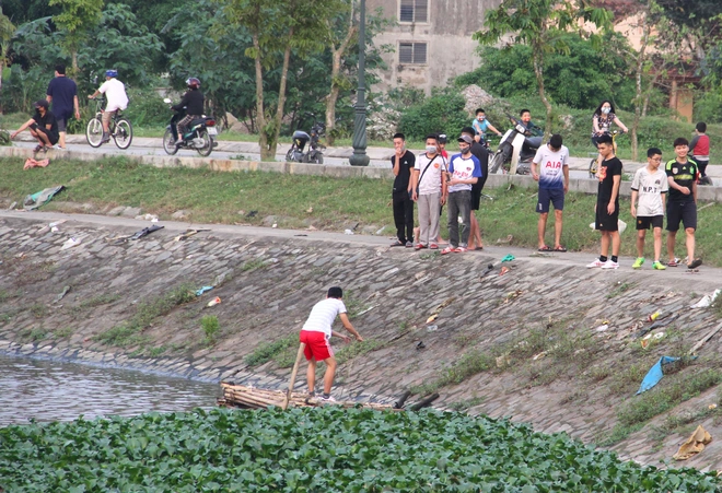 Đang cách ly xã hội, người dân TP Vinh vẫn tập trung đông ở hồ điều hòa dạo chơi, tập thể dục - Ảnh 14.