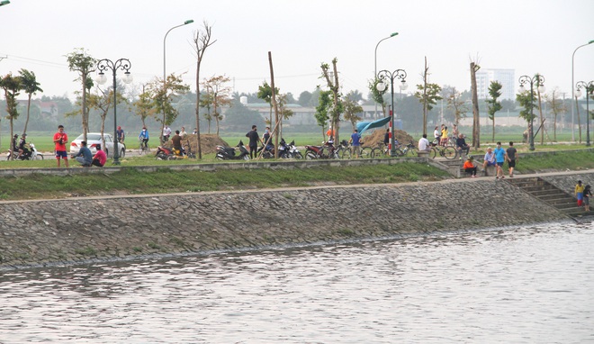 Đang cách ly xã hội, người dân TP Vinh vẫn tập trung đông ở hồ điều hòa dạo chơi, tập thể dục - Ảnh 20.