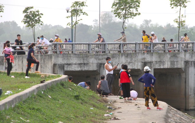 Đang cách ly xã hội, người dân TP Vinh vẫn tập trung đông ở hồ điều hòa dạo chơi, tập thể dục - Ảnh 16.