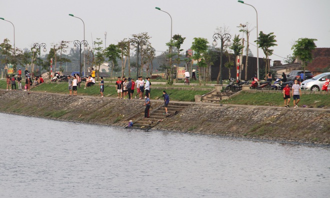 Đang cách ly xã hội, người dân TP Vinh vẫn tập trung đông ở hồ điều hòa dạo chơi, tập thể dục - Ảnh 15.