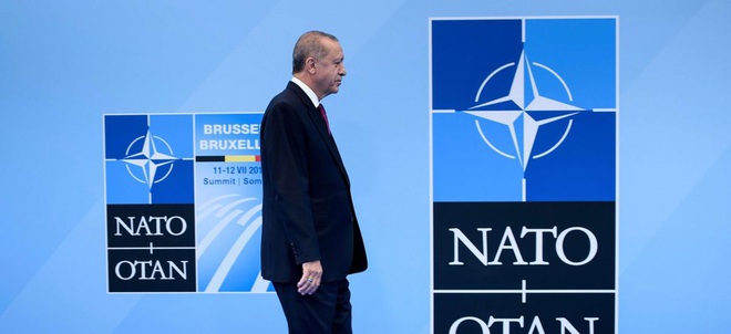 Quyết chiến ở tây bắc Syria: Trước đòn trừng phạt, Thổ nhanh tay đẩy NATO-EU xung trận? - Ảnh 4.