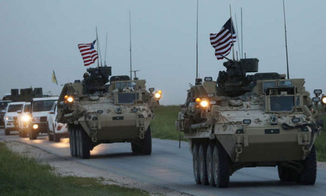 NÓNG: Đoàn xe quân sự Mỹ bất ngờ bị tấn công ở Syria, sĩ quan Lầu Năm Góc tử vong - Ảnh 1.