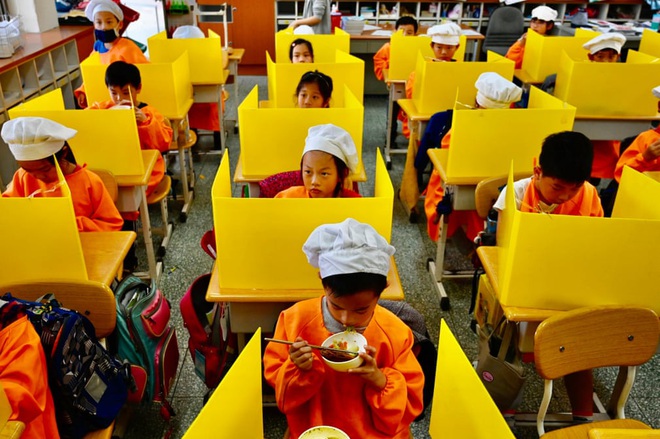 24h qua ảnh: Cảnh học sinh ăn trưa tại trường ở Đài Loan - Ảnh 3.
