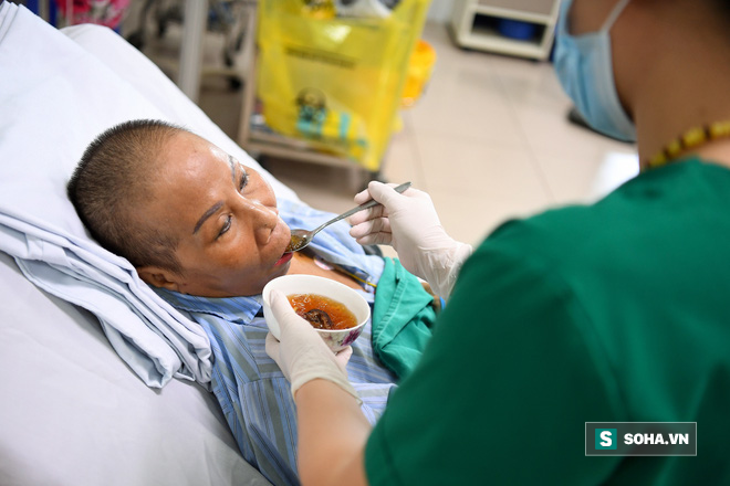 Bệnh nhân mắc Covid-19 nặng nhất Việt Nam: Từ tiên lượng tốt đến ngừng tim và hành trình giành giật sự sống từng giây của các y bác sĩ - Ảnh 2.