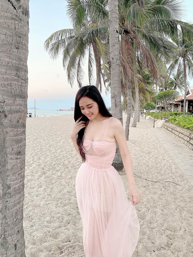 Hoa hậu Mai Phương Thúy liên tục đăng ảnh gợi cảm, hút mắt - Ảnh 2.