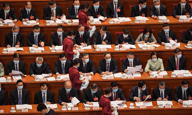 24h qua ảnh: Nhân viên lễ tân phục trà cho đại biểu quốc hội Trung Quốc - Ảnh 2.