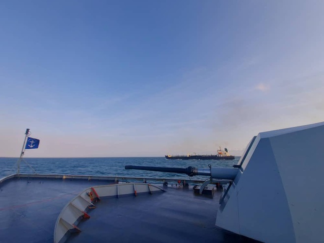 NÓNG: Đối đầu nghẹt thở, Venezuela và Iran thắng 1-0, tàu dầu Iran cắt mặt tàu đặc chủng mang cờ Mỹ - Ảnh 4.