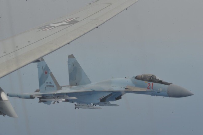 Hai loại tên lửa khủng lắp trên Su-35 Nga khi truy sát máy bay P-8 Mỹ đáng sợ như nào? - Ảnh 2.