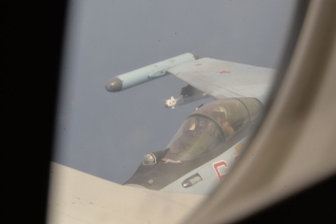 Hai loại tên lửa khủng lắp trên Su-35 Nga khi truy sát máy bay P-8 Mỹ đáng sợ như nào? - Ảnh 4.