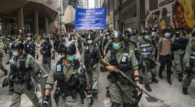 24h qua ảnh: Cảnh sát ngăn chặn người biểu tình trên phố ở Hong Kong - Ảnh 2.