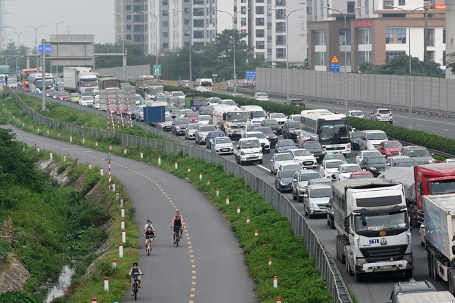 Người dân đổ về Hà Nội sau kỳ nghỉ khiến cao tốc Pháp Vân - Cầu Giẽ ùn ứ kéo dài hàng km - Ảnh 5.