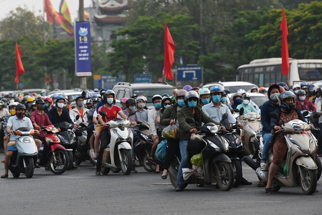 Người dân đổ về Hà Nội sau kỳ nghỉ khiến cao tốc Pháp Vân - Cầu Giẽ ùn ứ kéo dài hàng km - Ảnh 1.