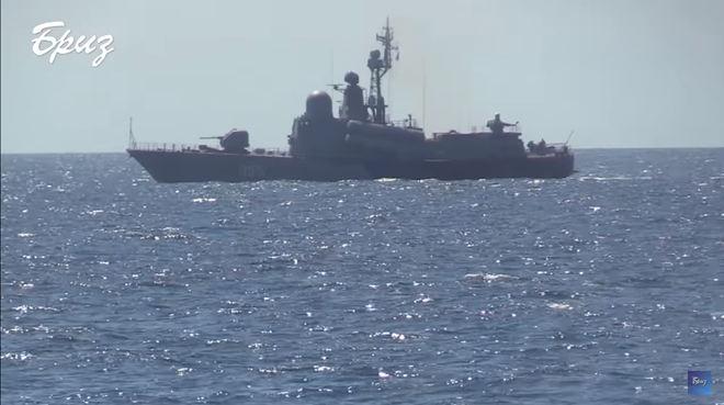 Mang tàu Mỹ ra dọa chiến hạm Nga trên Biển Đen, Ukraine điếc không sợ súng? - Ảnh 2.