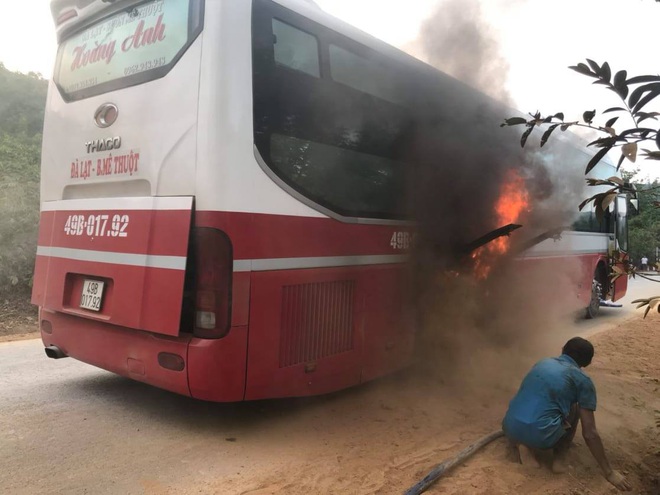 Xe khách bất ngờ bốc cháy, hơn 20 hành khách hoảng loạn tìm cách thoát thân - Ảnh 2.