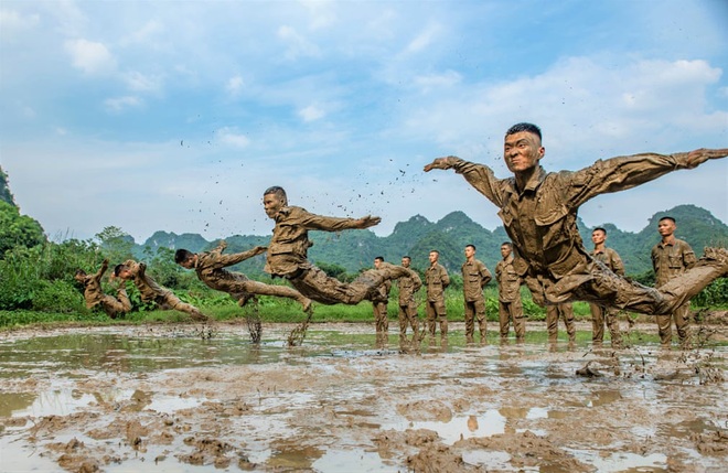 24h qua ảnh: Cảnh sát vũ trang Trung Quốc luyện tập trong vũng bùn - Ảnh 2.