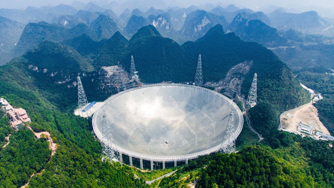 To ngang 30 sân bóng đá, kính viễn vọng lớn nhất thế giới của Trung Quốc bắt đầu sứ mệnh săn lùng người ngoài hành tinh - Ảnh 1.