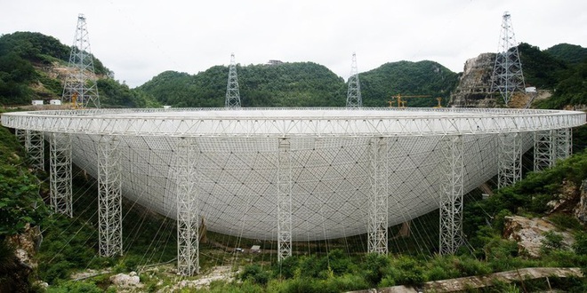 To ngang 30 sân bóng đá, kính viễn vọng lớn nhất thế giới của Trung Quốc bắt đầu sứ mệnh săn lùng người ngoài hành tinh - Ảnh 2.