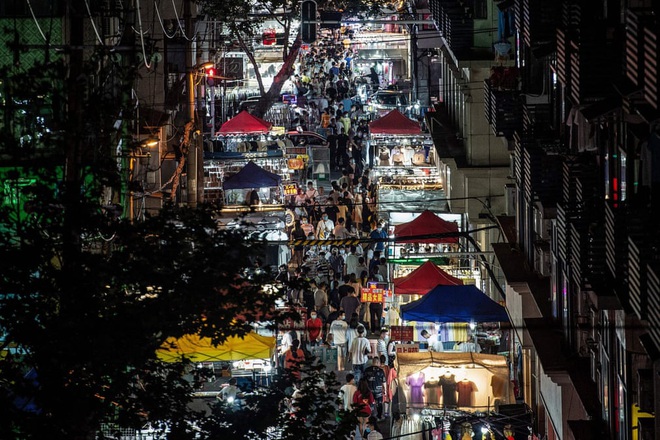 24h qua ảnh: Mọi người đi chợ đêm ở thành phố Vũ Hán - Ảnh 5.