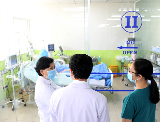 Bệnh nhân phi công người Anh vẫy tay chào bác sĩ - Ảnh 3.