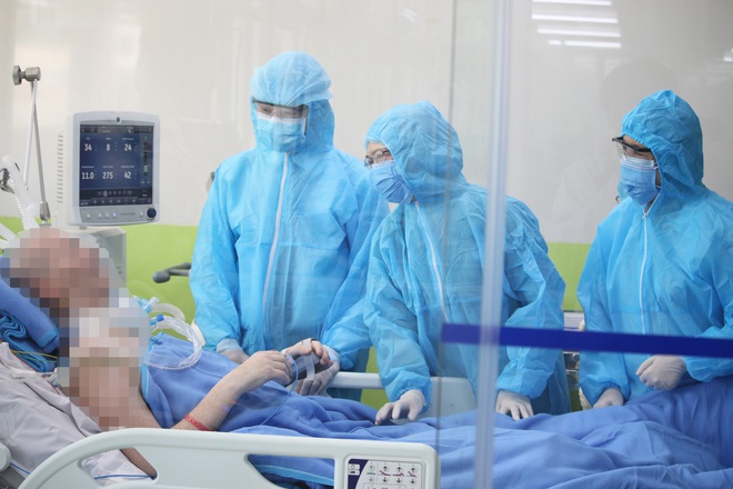Bệnh nhân phi công người Anh vẫy tay chào bác sĩ - Ảnh 4.