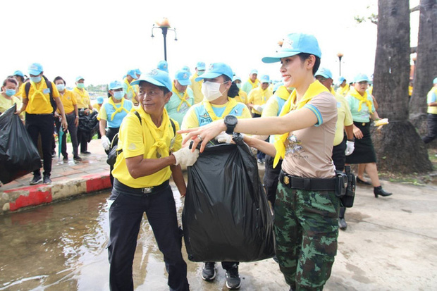 [ẢNH] Hoàng quý phi Thái Lan tái xuất tươi tắn sau ngày phục vị, thực hiện nhiệm vụ hoàng gia một mình - Ảnh 4.