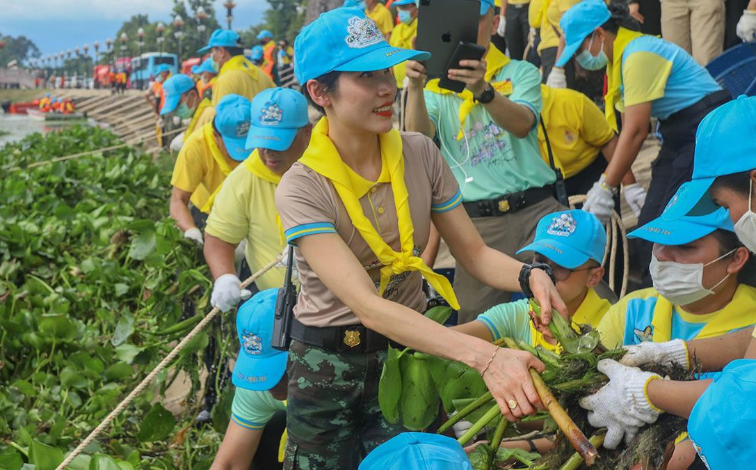 [ẢNH] Hoàng quý phi Thái Lan tái xuất tươi tắn sau ngày phục vị, thực hiện nhiệm vụ hoàng gia một mình