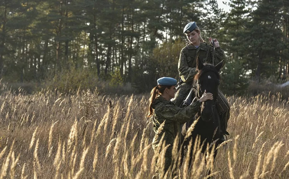 Nữ binh Nga trong chùm ảnh đầy bản lĩnh trên lưng ngựa: Ai nói kỵ binh đã 