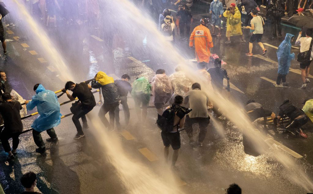 24h qua ảnh: Người biểu tình Thái Lan chống chọi với vòi rồng cảnh sát