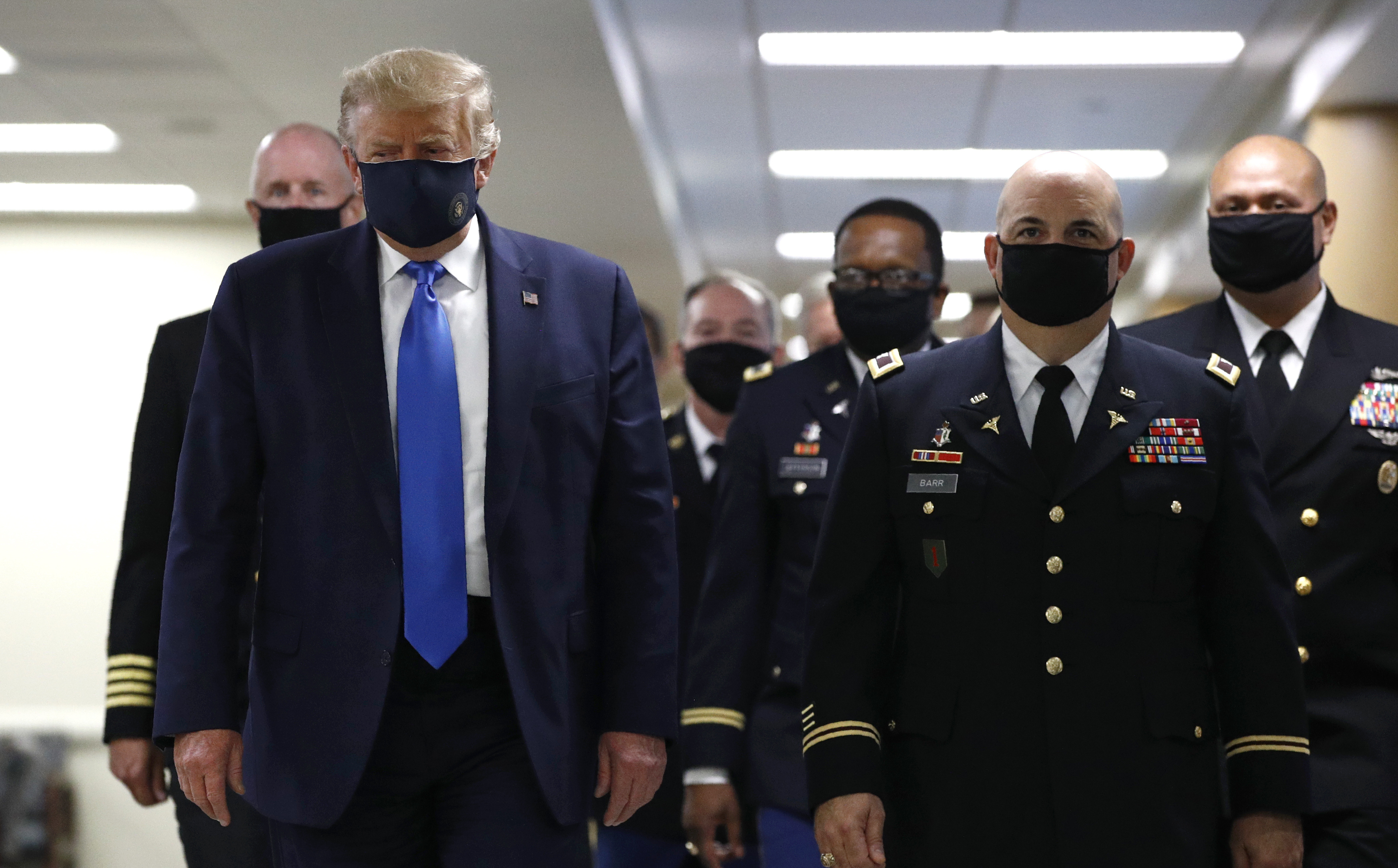 Ông Trump nhập viện 1 ngày sau khi xác nhận mắc Covid-19, lần đầu đeo khẩu trang trước công chúng