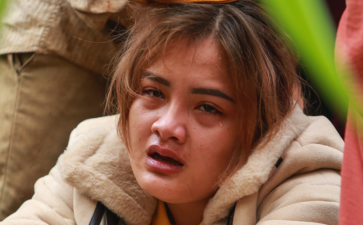 [Ảnh] Dân làng khóc nghẹn khi tìm thấy bé trai 10 tháng tuổi dưới lớp bùn đất vụ sạt lở ở Trà Leng