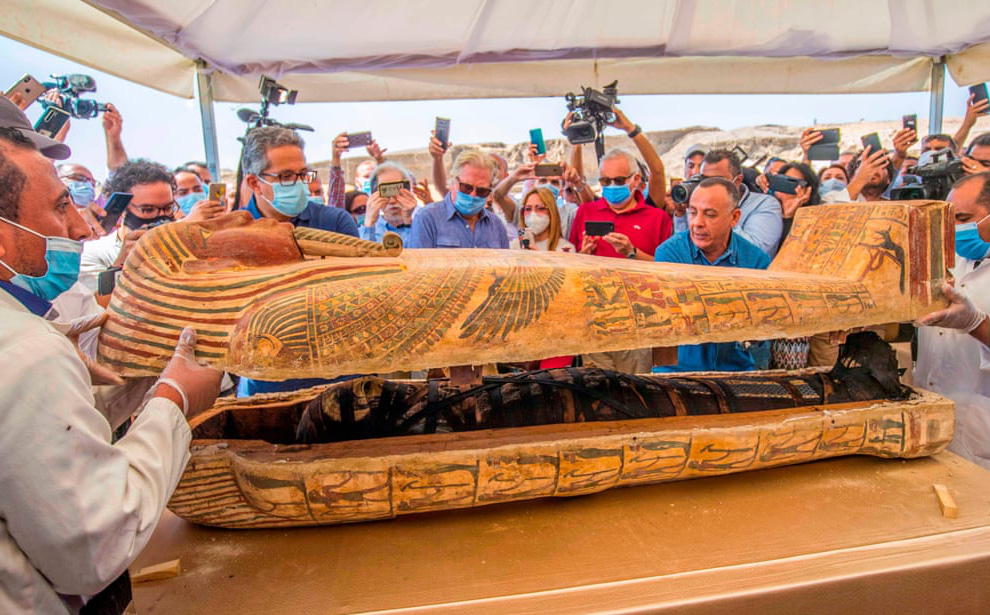 24h qua ảnh: Mở nắp quan tài chứa xác ướp cổ đại ở Ai Cập