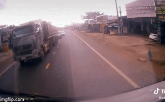 Camera hành trình đã minh oan cho tài xế ô tô tải trong pha va chạm rất mạnh với xe máy