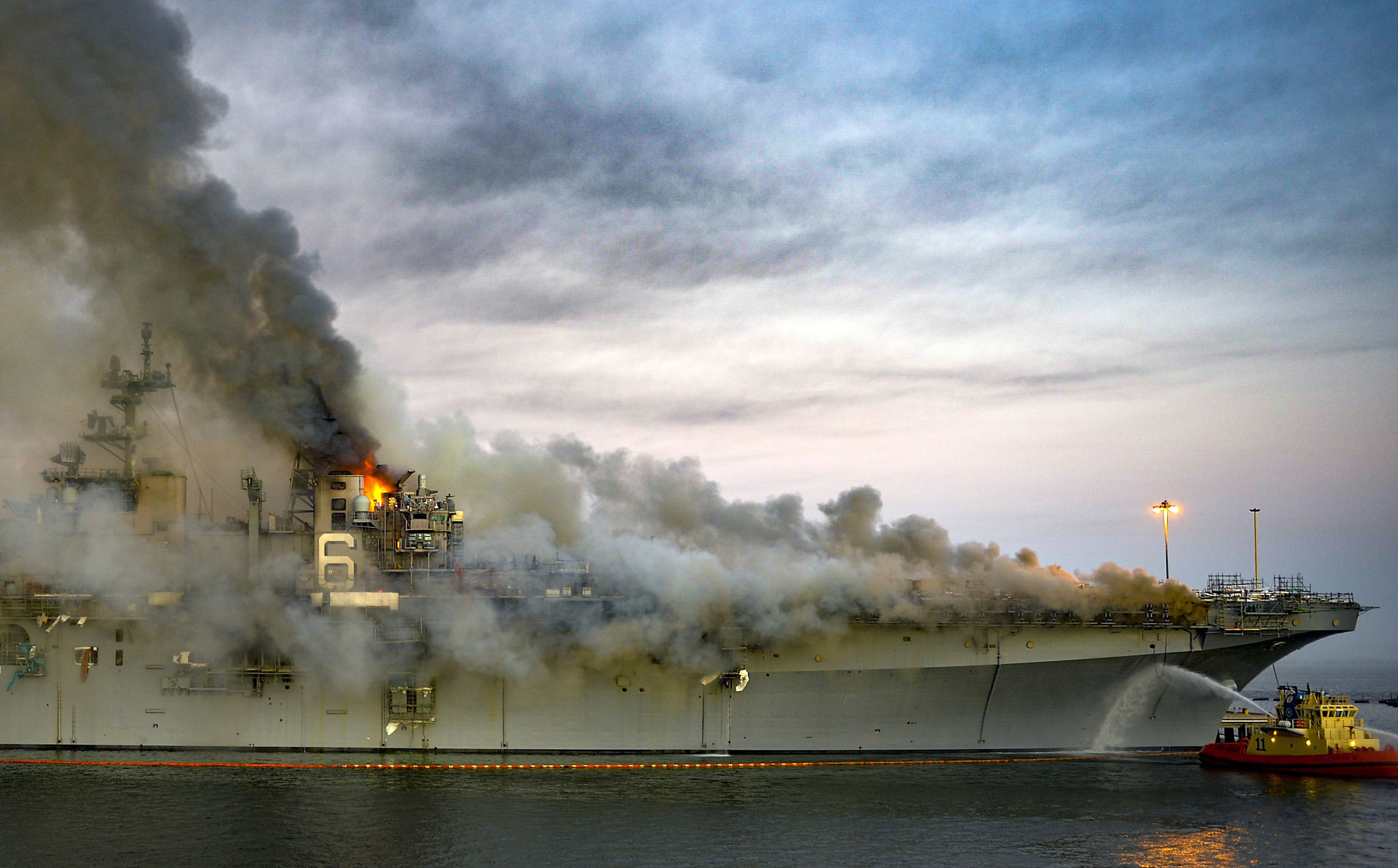 Сколько кораблей потопили украинцы за время. Пожар в ВМС США USS Bonhomme Richard. Пожар на корабле ВМС США Bonhomme Richard. Корабль ВМС США Bonhomme Richard. Пожар на корабле ВМС США В Сан Диего.